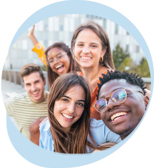 Grupo de personas sonriendo